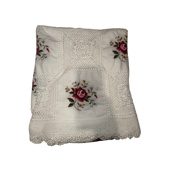 The Unbranded Brand Other - Vtg Cross Stitch Rose Crochet Lace Patchwork Tablecloth White 86x72 Cottagecore